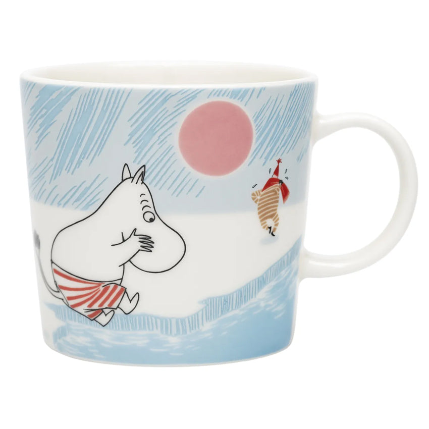 Moomin Arabia Ice Swimming mug 2025 featuring Moomintroll, Little My and winter scenery